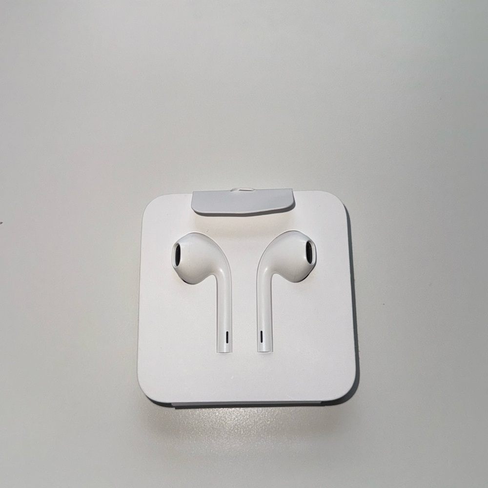 Apple headphones lightening adapter